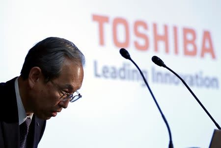 Toshiba Corp CEO Satoshi Tsunakawa bows during a news conference after asking regulators for extension on financial filing and deal on chip unit sale, at the company headquarters in Tokyo, Japan June 23, 2017. REUTERS/Issei Kato