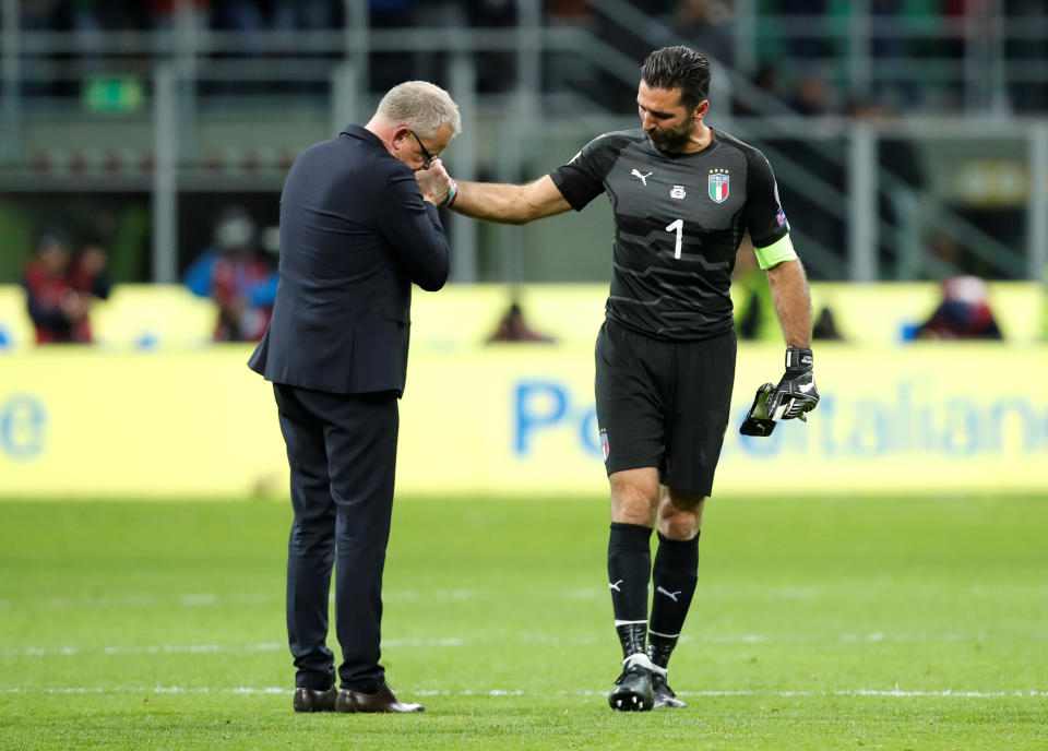 <span>Fútbol Fútbol – Clasificación Mundial 2018 – Europa – Italia vs Suecia – San Siro, Milán, Italia – 13 de noviembre de 2017 Gianluigi Buffon de Italia se ve abatido después del partido REUTERS / Alessandro Garofalo</span>