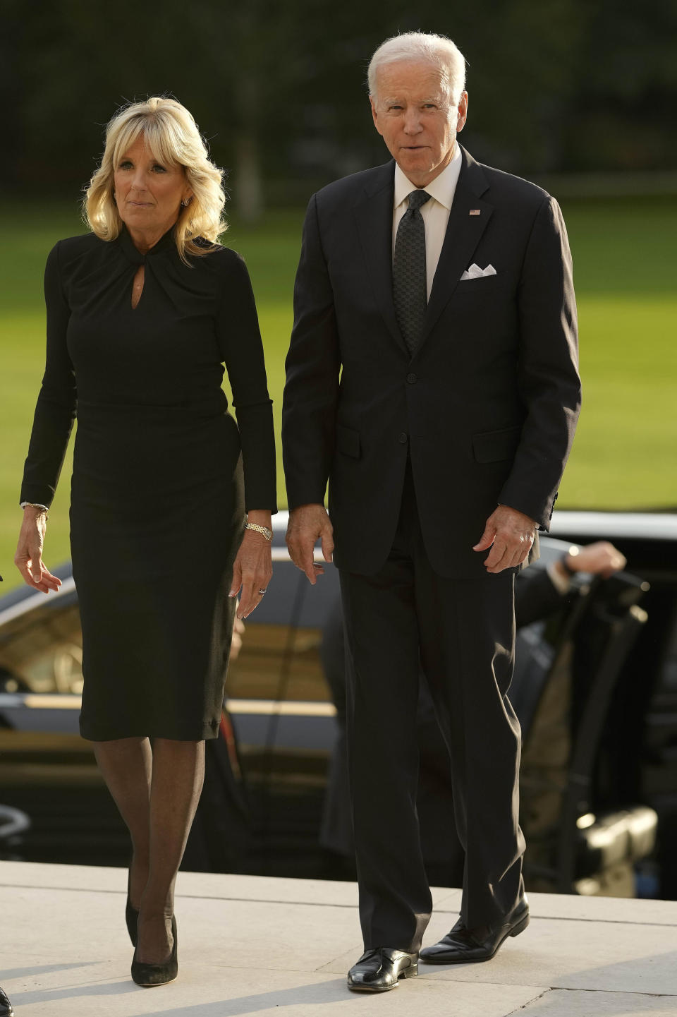 El presidente de Estados Unidos Joe Biden acompañado por la primera dama Jill Biden llega al Palacio de Buckingham en Londres el 18 de septiembre de 2022. El rey Carlos III ofreció una recepción para jefes de Estado en el Palacio de Buckingham el domingo por la noche previo al funeral de Estado de la reina Isabel II el lunes. (Foto AP/Markus Schreiber, Pool)