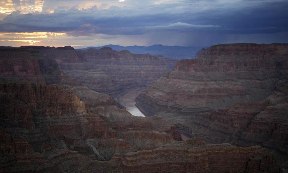 El río Colorado atraviesa el Gran Cañón en la reserva Hualapai