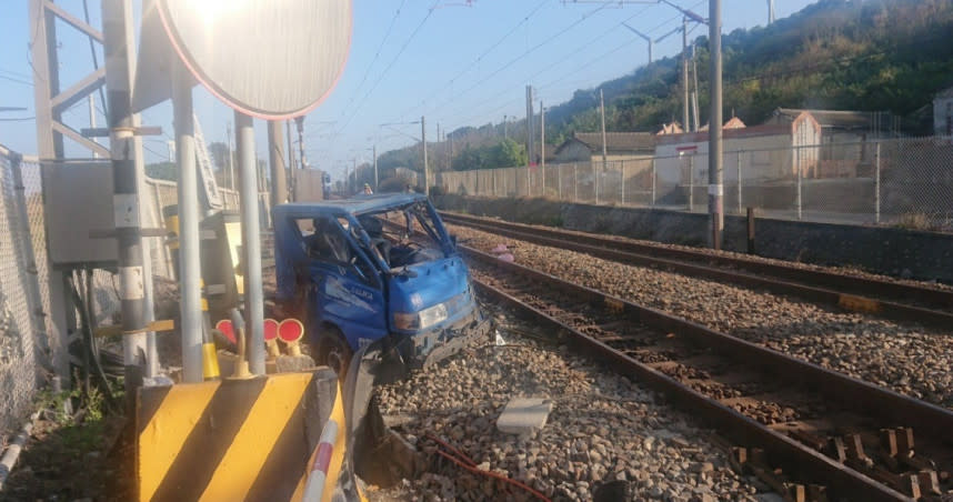 陳男的小貨車被卡在軌道上，遭火車撞擊幾乎全毀，所幸無人傷亡。（圖／翻攝畫面）