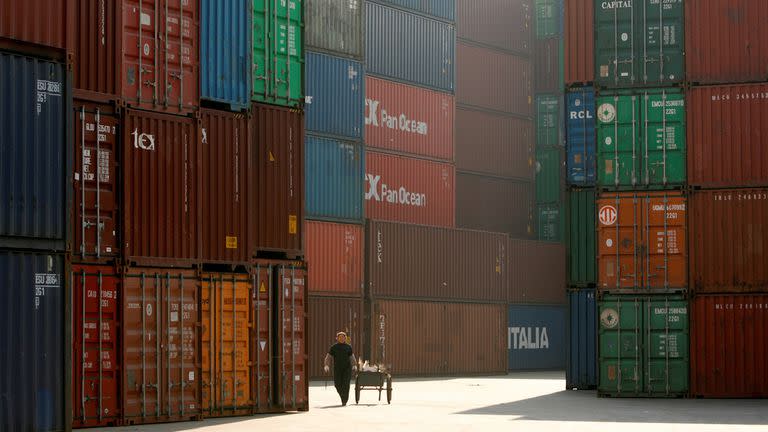 El intercambio comercial total aumentó, pero debido a las importaciones