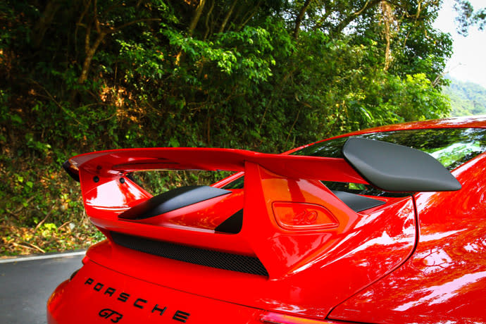 大面積的固定式尾翼能為911 GT3帶來優異的高速下壓力。 版權所有/汽車視界