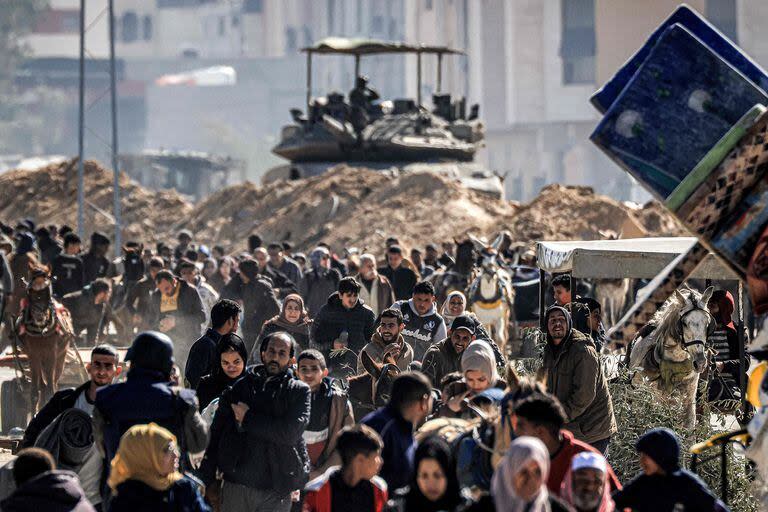 Un tanque de batalla israelí está desplegado para proteger una posición mientras los palestinos desplazados huyen de Khan Yunis en el sur de la Franja de Gaza el 30 de enero de 2024, en medio del conflicto en curso entre Israel y el grupo militante palestino Hamas.