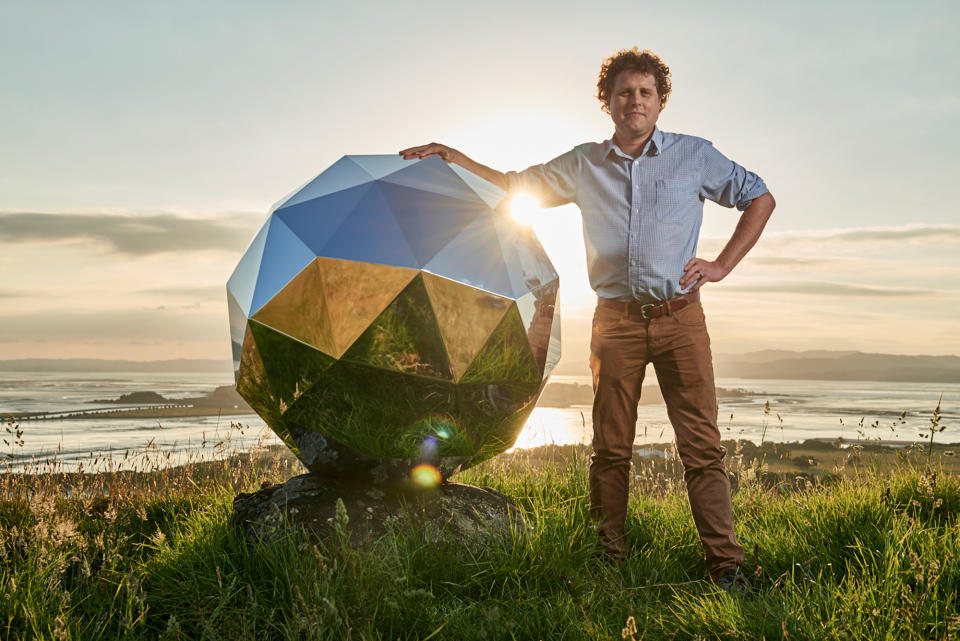 Peter Beck with the Humanity Star (Bild: Rocket Lab via AP Photo)