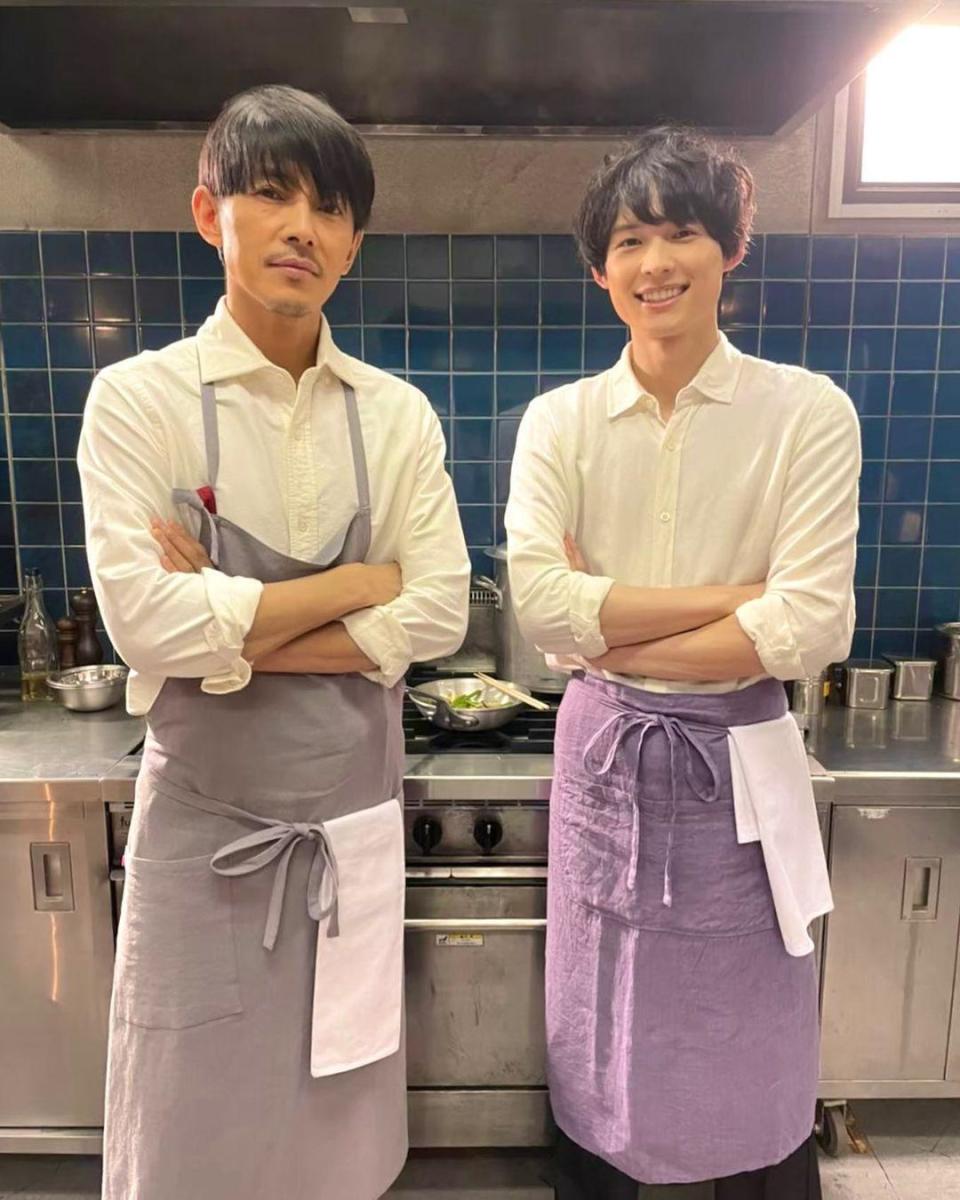 藤木直人（左）法國餐廳主廚，松村北斗則是他的徒弟兼外場服務生。（翻攝自《戀愛何必認真？》Twitter）