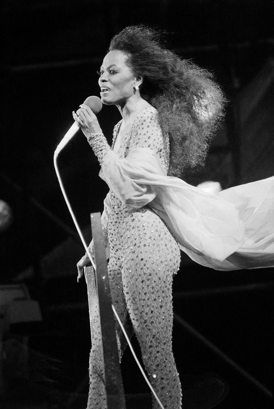 diana ross singing on stage