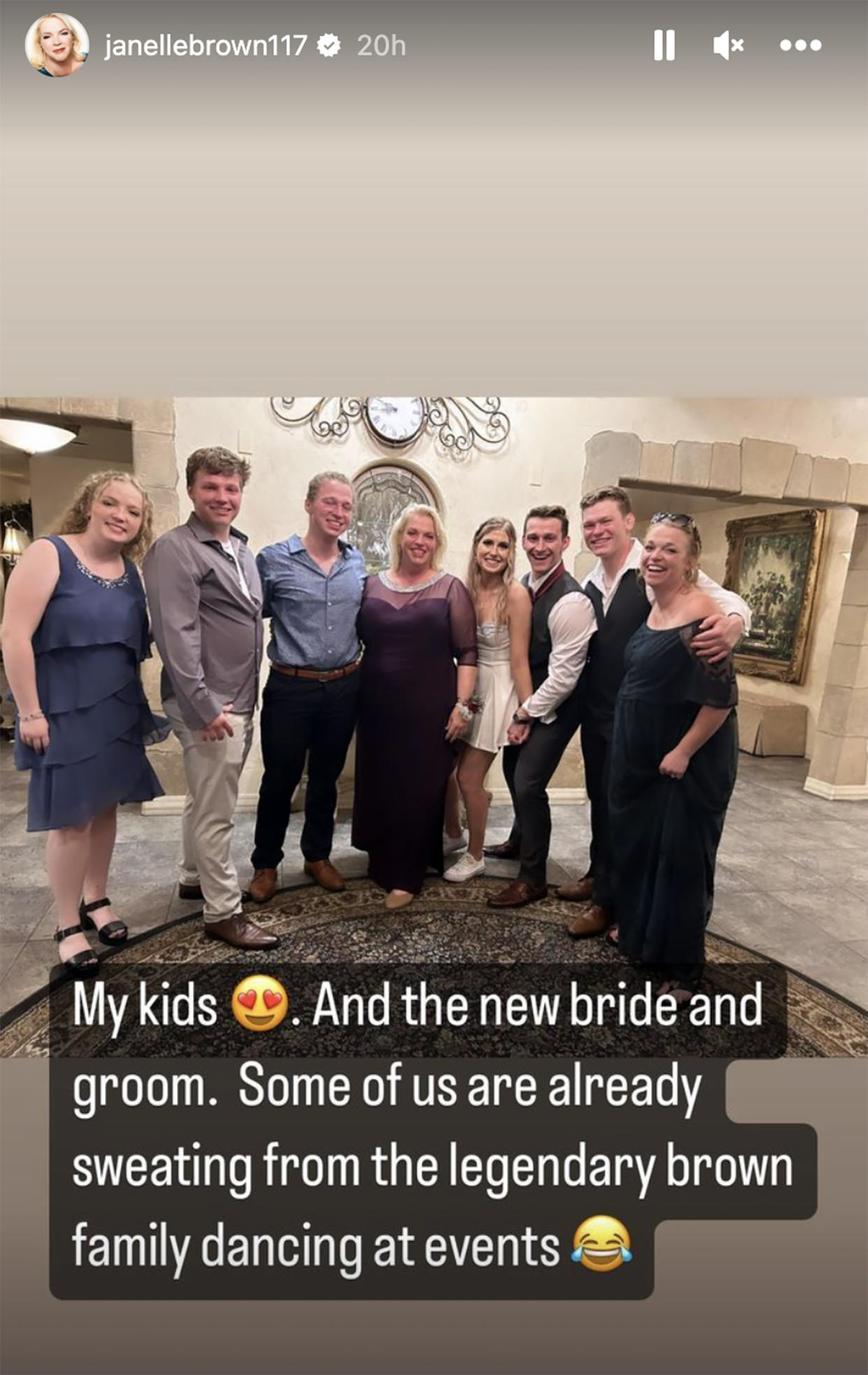 Janelle Brown and family at her son Logan's wedding. (@janellebrown117 via Instagram)