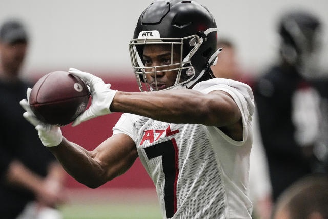 Falcons RB Bijan Robinson signs contract, debuts No. 7 jersey at rookie  minicamp – KXAN Austin