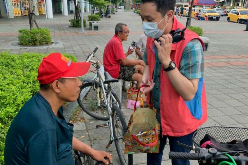 彰化縣政府社會處結合人安基金會與愛加倍社區服務協會人員，加強訪視街友，宣導如何避免中暑。（圖/彰化縣政府提供）