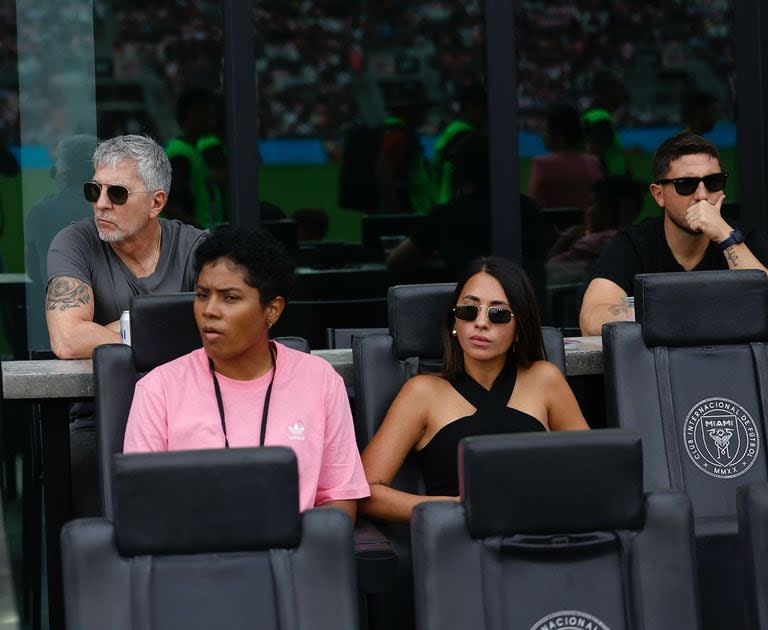 Anto Roccuzzo fue a ver a Inter Miami con un look total black: crop top cuello halter y jeans tiro alto (Foto: Instagram @fernuevayork)