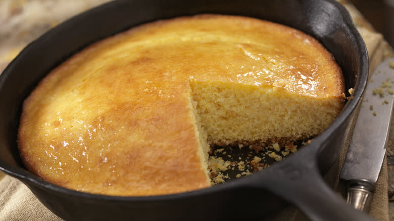 Cast iron pan with cornbread and knife