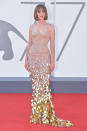 "Stranger Things"-Star Maya Hawke zeigt, dass sie nicht nur in Sachen Schauspieltalent mit Mama Uma Thurman mithalten kann, sondern auch, was einen stilvollendeten Red-Carpet-Auftritt betrifft. Dieses nudefarbene, goldbesetzte Versace-Kleid samt Anna-Wintour-Frisur hätte ihre Mutter kaum besser in Szene setzen können. (Bild: Dominique Charriau/WireImage)