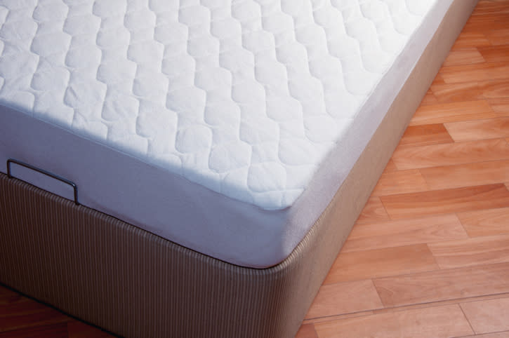 Un colchón limpio permite descansar profundamente y evitar alergias. – Foto: baytunc /Getty Images