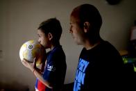 En esta foto del 25 de enero de 2017, el joven jugador Benjamín Palandella está de pie junto a su papá, Gastón, en su hogar de Buenos Aires, Argentina. “Benjamín es muy tímido, pero se transforma en la cancha”, acotó su padre. (AP Foto/Natacha Pisarenko)