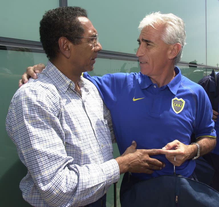 Jorge Benitez, con Julio Melendez, en abril de 2005, antes de un partido de. Boca con Sporting Cristal por la Copa Libertadores 