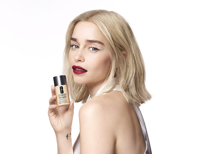 Emilia Clarke utiliza el corrector de Clinique Even Better 