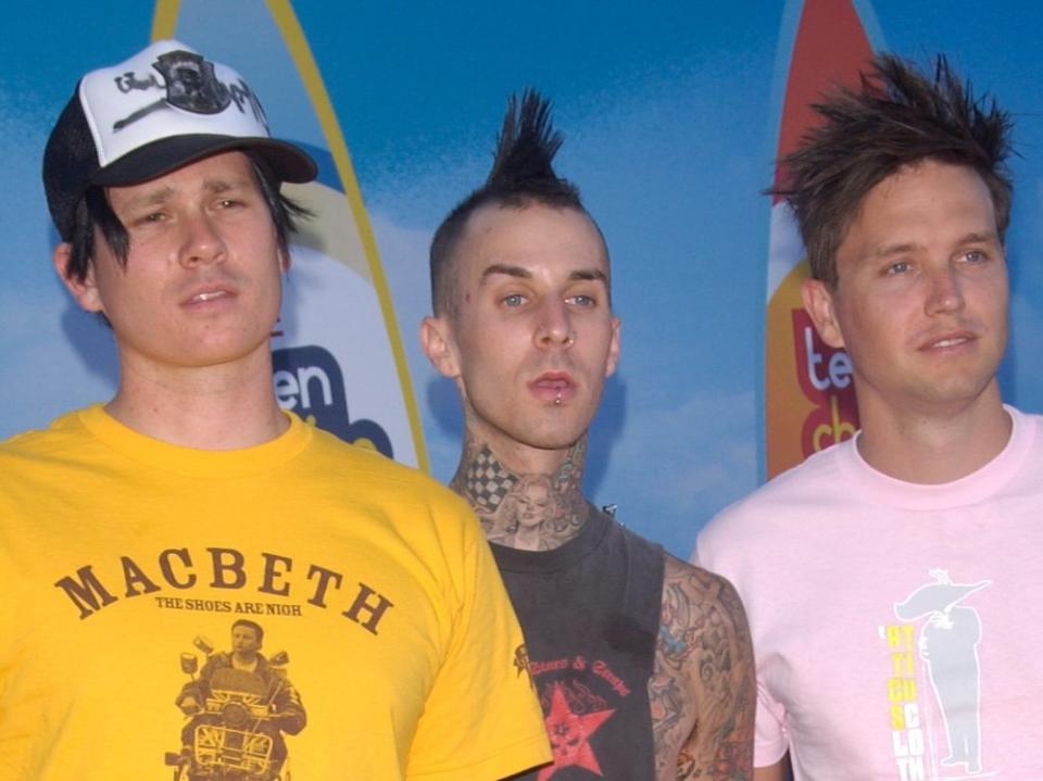 (v.l.n.r.) Tom DeLonge, Travis Barker und Mark Hoppus bei einer Veranstaltung 2004 (Bild: Featureflash Photo Agency/shutterstock.com  )