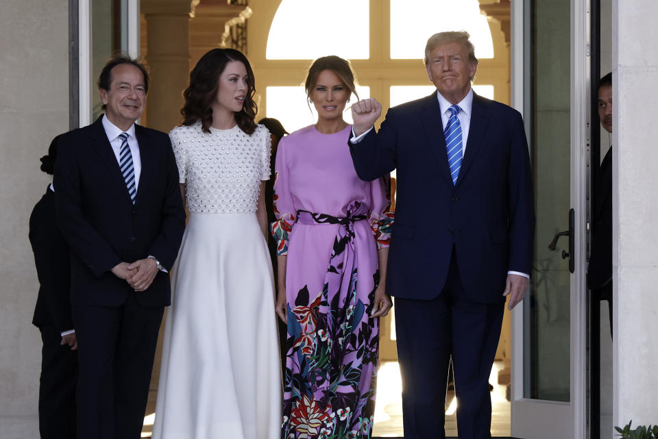 El candidato presidencial republicano y ex presidente estadounidense Donald Trump (derecha) y la ex primera dama Melania Trump llegan a la casa de John Paulson (izquierda) con Alina de Almeida el 6 de abril de 2024 en Palm Beach, Florida. (Foto de Alon Skuy/Getty Images)