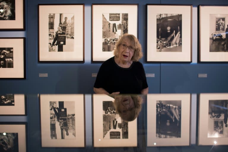 Sabine Weiss visite une exposition rétrospective de son travail à Vannes dans le Morbihan le 16 juillet 2020 (AFP/Loic VENANCE)