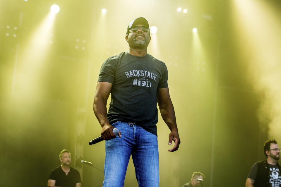 ARCHIVO – En esta fotografía de archivo del 22 de julio de 2017 Darius Rucker durante su presentación en el Faster Horses Music Festival en Brooklyn, Michigan. Artistas como Rucker, Jimmie Allen y Kane Brown han tenido éxitos en las listas de popularidad country recientemente. (Foto Amy Harris/Invision/AP, archivo)