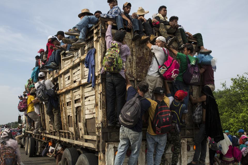 Migrantes en la caravana de centroamericanos que se dirigen a Estados Unidos abordan un camión en las afueras de Arriaga, el 27 de octubre de 2018. Trump considera que ellos son una verdadera amenaza para EEUU cuando en una semana se han vivido tres preocupantes episodios de violencia doméstica. (Foto: AP Foto/Rodrigo Abd).