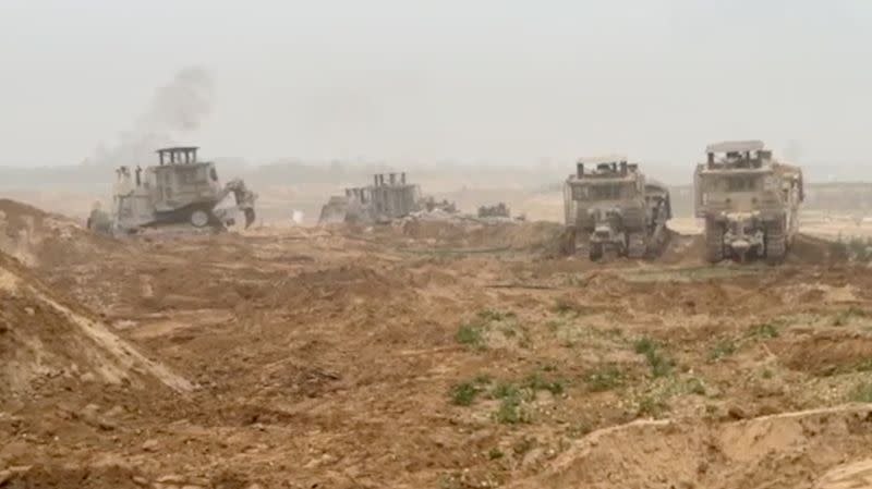 Excavadoras blindadas de las Fuerzas de Defensa de Israel (FDI) en un lugar identificado como Gaza