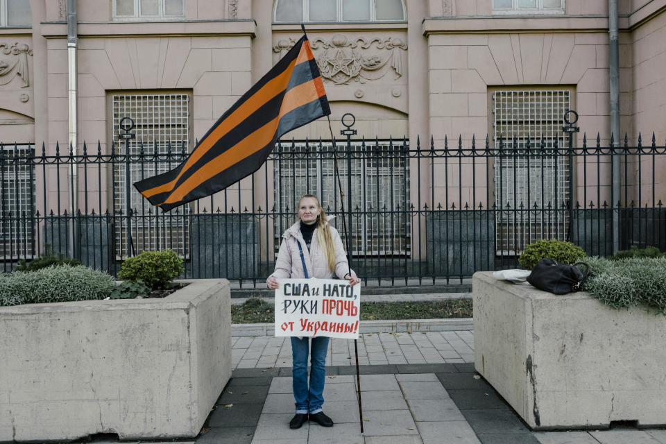 Una mujer con un cartel que dice "Estados Unidos, OTAN, saquen las manos de Ucrania", en frente de la Embajada de Estados Unidos en Moscú, el 15 de octubre de 2022. (Nanna Heitmann/The New York Times).