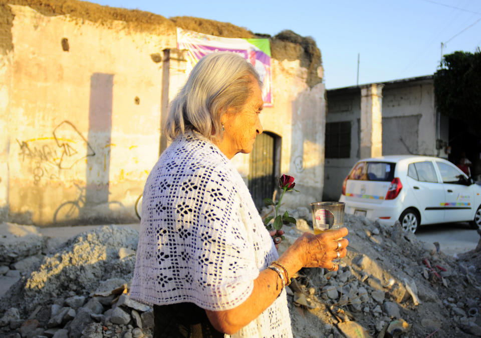 An unidentified woman carries a candle as she walks to the home of the parents of Texas death-row inmate Edgar Tamayo in Miacatlan, Mexico, Wednesday, Jan. 22, 2014. The Mexican national was executed Wednesday night in Texas for killing a Houston police officer, despite pleas and diplomatic pressure from the Mexican government and the U.S. State Department to halt the punishment. Tamayo, 46, received a lethal injection for the January 1994 fatal shooting of Officer Guy Gaddis, 24. (AP Photo/Tony Rivera)