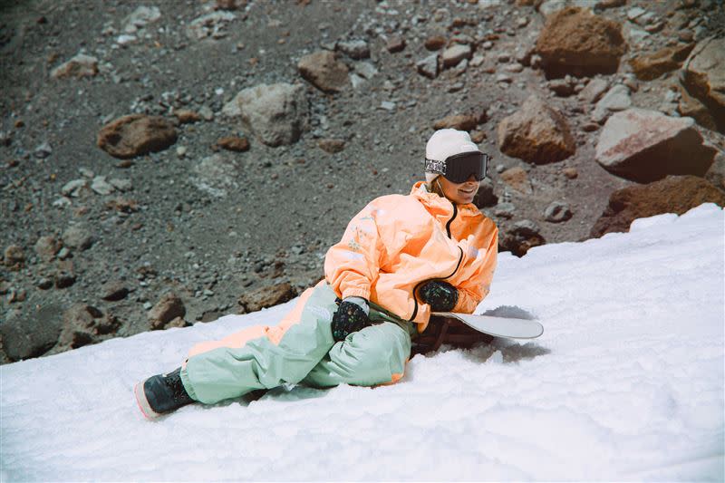 The North Face持續更新滑雪系列裝備，以絢麗奪目的亮橘色搭上迷霧綠，為純白雪境注入活力。（圖／品牌業者提供）