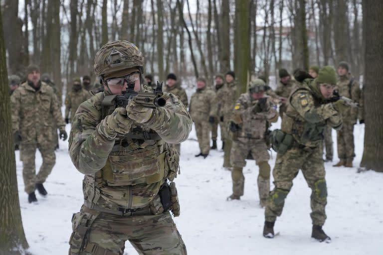 Miembros de las Fuerzas de Defensa Territorial de Ucrania, unidades militares voluntarias de las Fuerzas Armadas, entrenan en un parque de la ciudad de Kiev, Ucrania, el 22 de enero de 2022