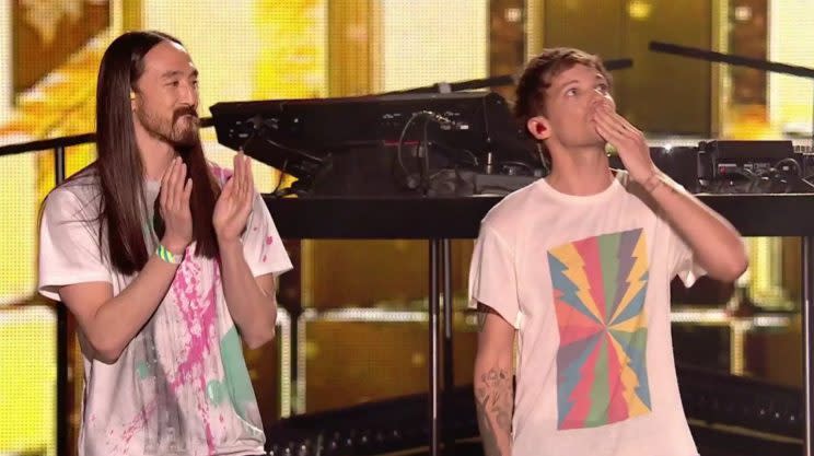 Louis blew a kiss to his mum after his performance.