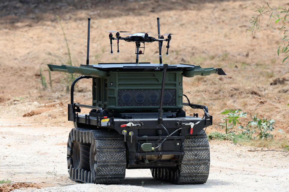 Un vehículo autónomo de apoyo táctico PROBOT, que forma parte de la línea 