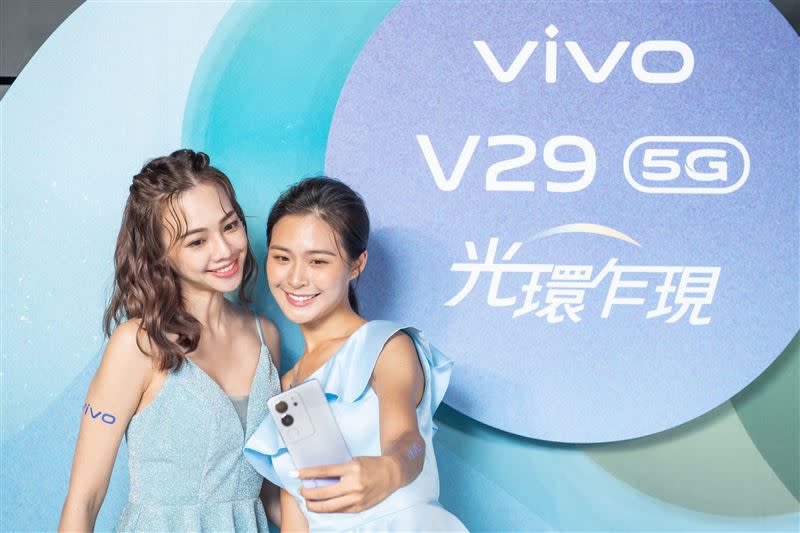 vivo V29 5G憑藉市場最高前置5000萬超高畫素和高達92°的AF自拍廣角大光圈，合照自拍都能呈現最美瞬間。