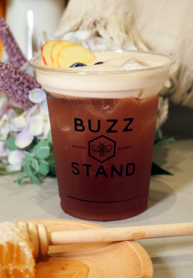 杉養蜂園｜香港茶飲店BUZZ STAND健康蜂蜜茶飲！購入日本杉養蜂園全塊蜂巢製$16窩夫
