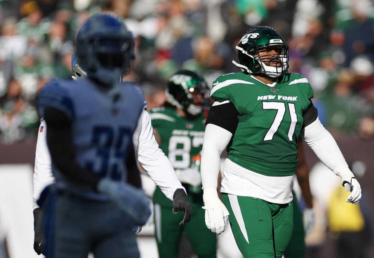 Cimini] New York Jets left tackle Duane Brown, 37, a five-time Pro Bowl  selection who underwent recent surgery to repair a torn left rotator cuff,  has decided to return for his 17th