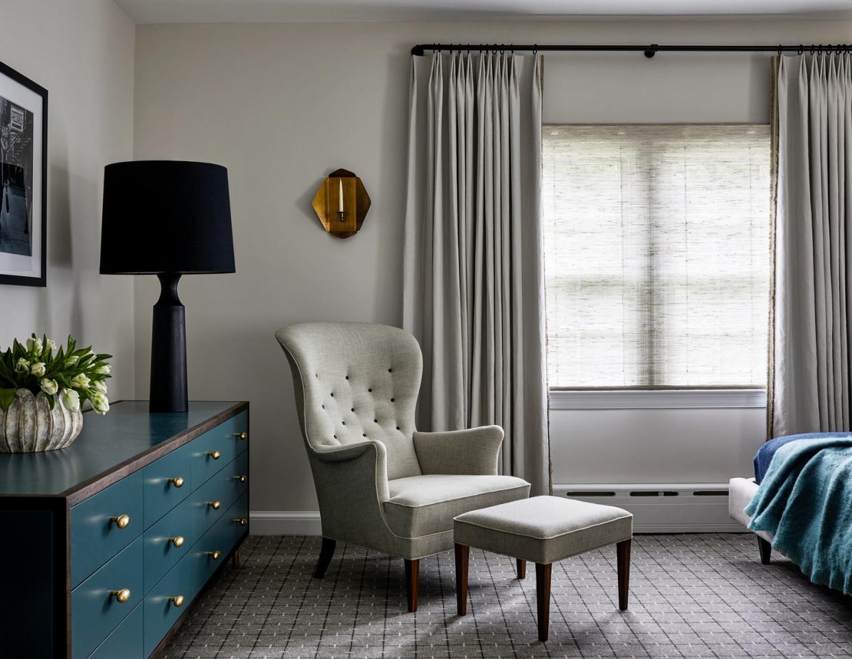  A bedroom with a patterned carpet. 