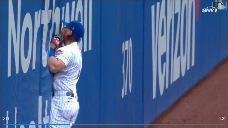 大都會左外野手麥克尼爾（Jeff McNeil）接球後撞上全壘打牆倒地。（圖／翻攝自MLB官網）