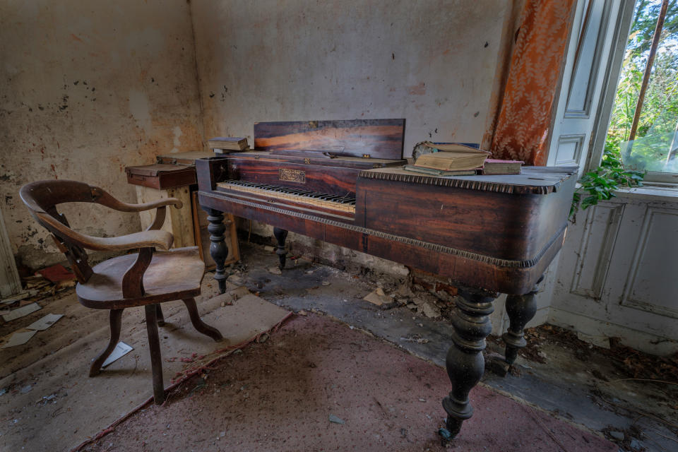 A piano inside an abandoned home in Northern Ireland, March 12, 2018. (Photo: Unseen Decay/Mercury Press/Caters News)