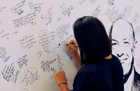 A fan of Dominican-born fashion designer Oscar de la Renta leaves messages of condolence in the window of a store carrying his brand in Santo Domingo, October 22, 2014. REUTERS/Ricardo Rojas