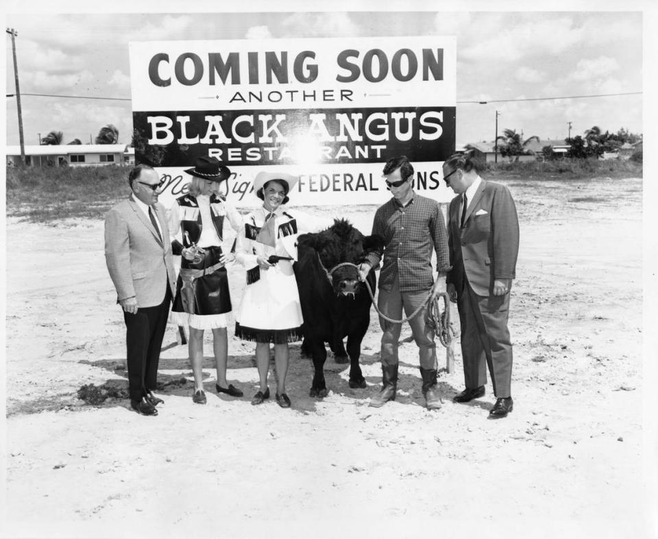 El 14 de septiembre de 1965, socios Jack Silver, primero a la izquierda, y Herb Brodsky, primero a la derecha, planeaban la apertura de un nuevo restaurante Black Angus en el área comercial de Palm Springs Mile, en 885 West 49 Street.