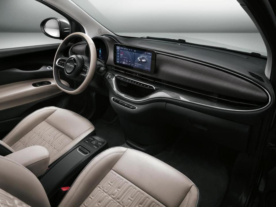 中控採用10.25吋大面積觸碰螢幕，並配備能夠連接Apple CarPlay與Android Auto的UConnect 5資訊系統。