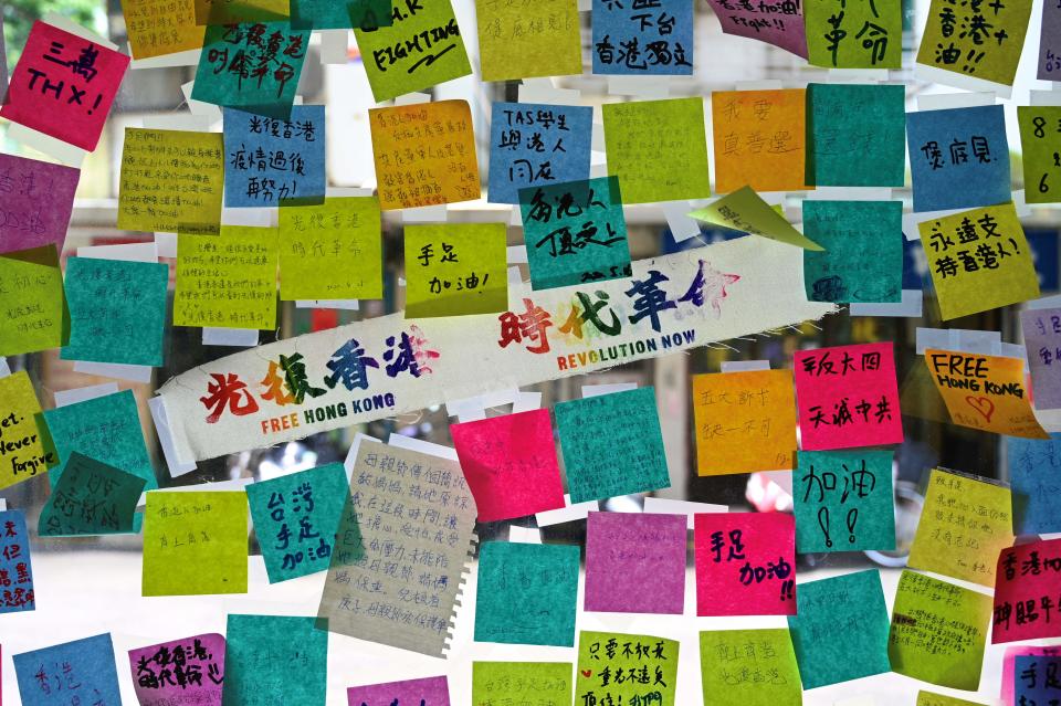Varios mensajes de apoyo a Hong Kong en un restaurante de Taiwán. (Photo by Sam Yeh / AFP) (Photo by SAM YEH/AFP via Getty Images)