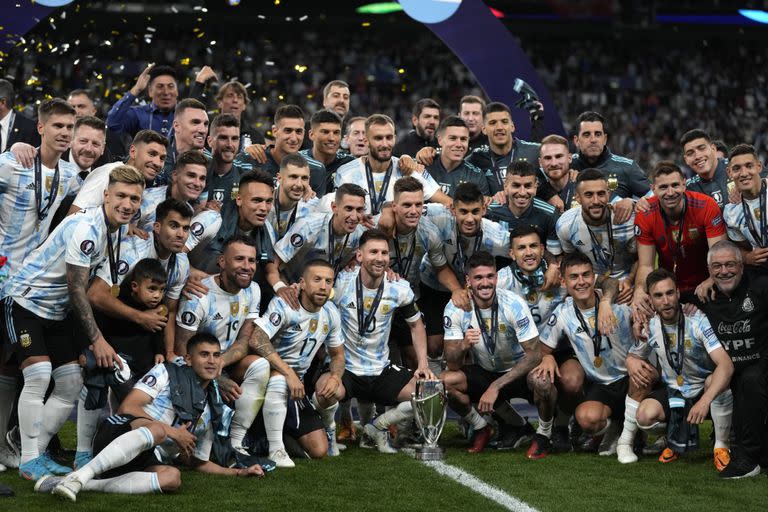 Los jugadores de Argentina posan con el trofeo tras ganar la Finalissima ante Italia, el miércoles 1 de junio de 2022, en el Estadio de Wembley (AP Foto/Frank Augstein)