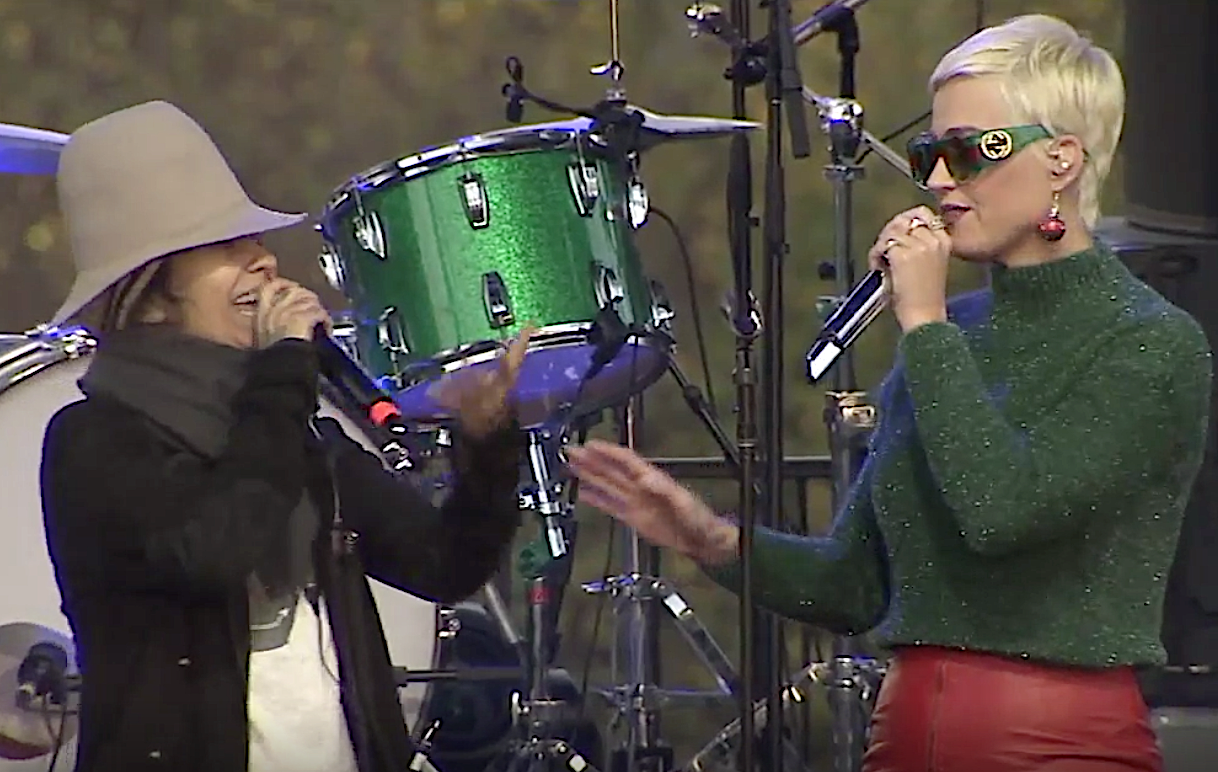 One Love Malibu event co-organizer Linda Perry and performer Katy Perry onstage at the King Gillette Ranch. (Photo: Lyndsey Parker)