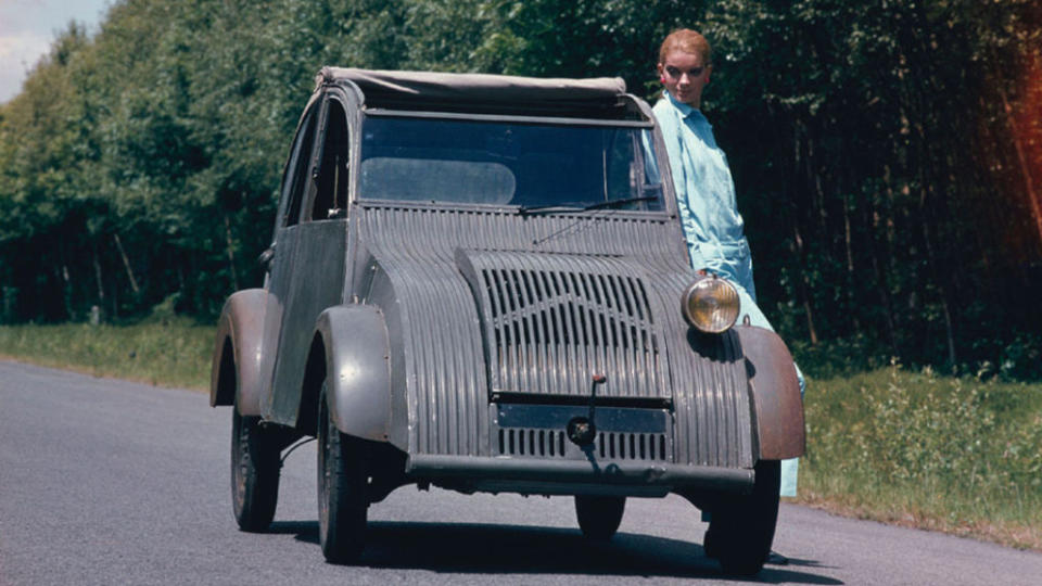 1936年最初的雪鐵龍2CV，為簡單和輕量訴求只配備一顆燈。（圖片來源/Citroen）