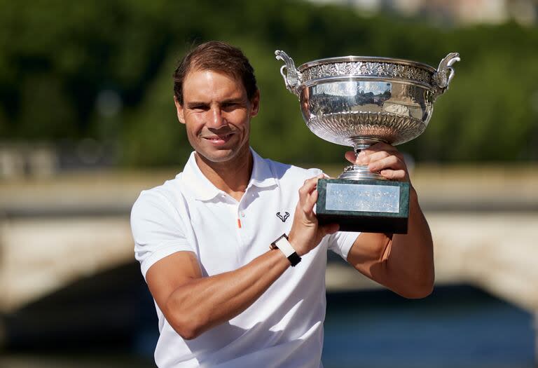 Rafael Nadal y la Copa de los Mosqueteros, en el puente Alexandre III, tras su última conquista, en junio de 2022