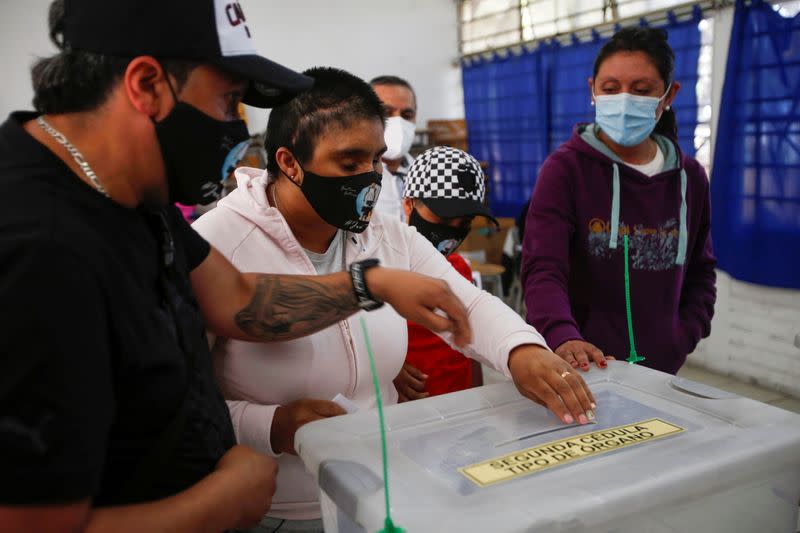 Fabiola Campillay, que fue cegada en ambos ojos por un bote de gas lacrimógeno de la policía en una protesta el año pasado, vota durante un referéndum sobre una nueva constitución en Santiago de Chile.