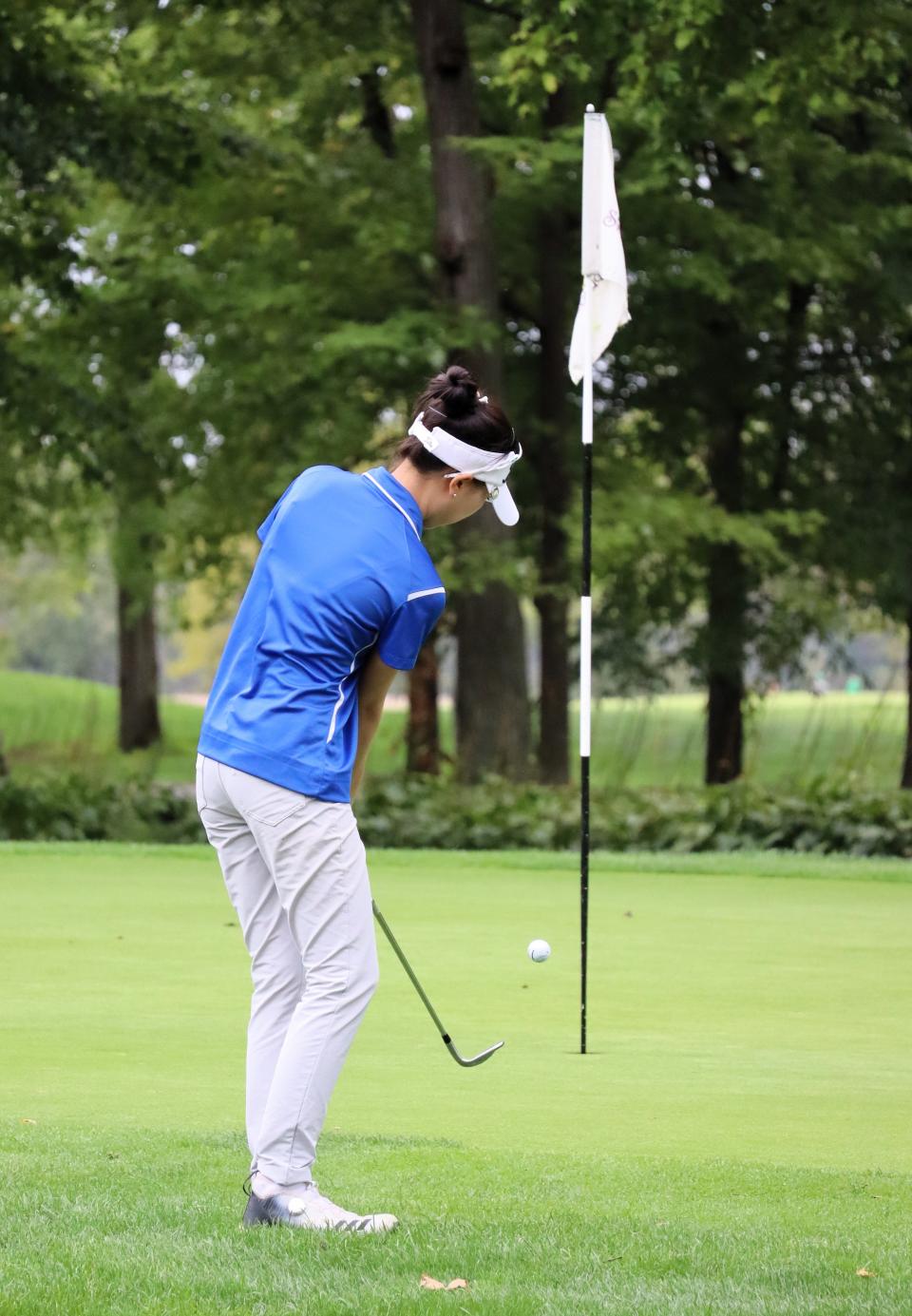 Chaeyeon Kim, estudiante de primer año de Mansfield St. Peters, salta al green del hoyo 12 en Sycamore Springs en el torneo de golf del distrito de la División II.