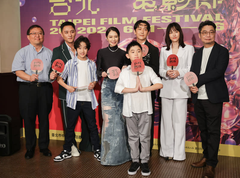 北影開幕片「乒乓男孩」首映　劇組出席（2） 2024台北電影節開幕片「乒乓男孩」21日在中山堂舉 行星光首映記者會，導演洪伯豪（右）、監製唐在揚 （左）率演員鄭人碩（左2起）、彭裕愷、徐若瑄、 李星緯（前）、施名帥（右3）、魏蔓（右2）出席。 中央社記者裴禛攝  113年6月21日 